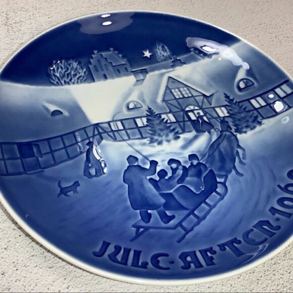 SIGNED BING & GRONDAHL CHRISTMAS PLATE “ARRIVAL OF CHRISTMAS GUESTS” 1969 - Picture 9 of 9